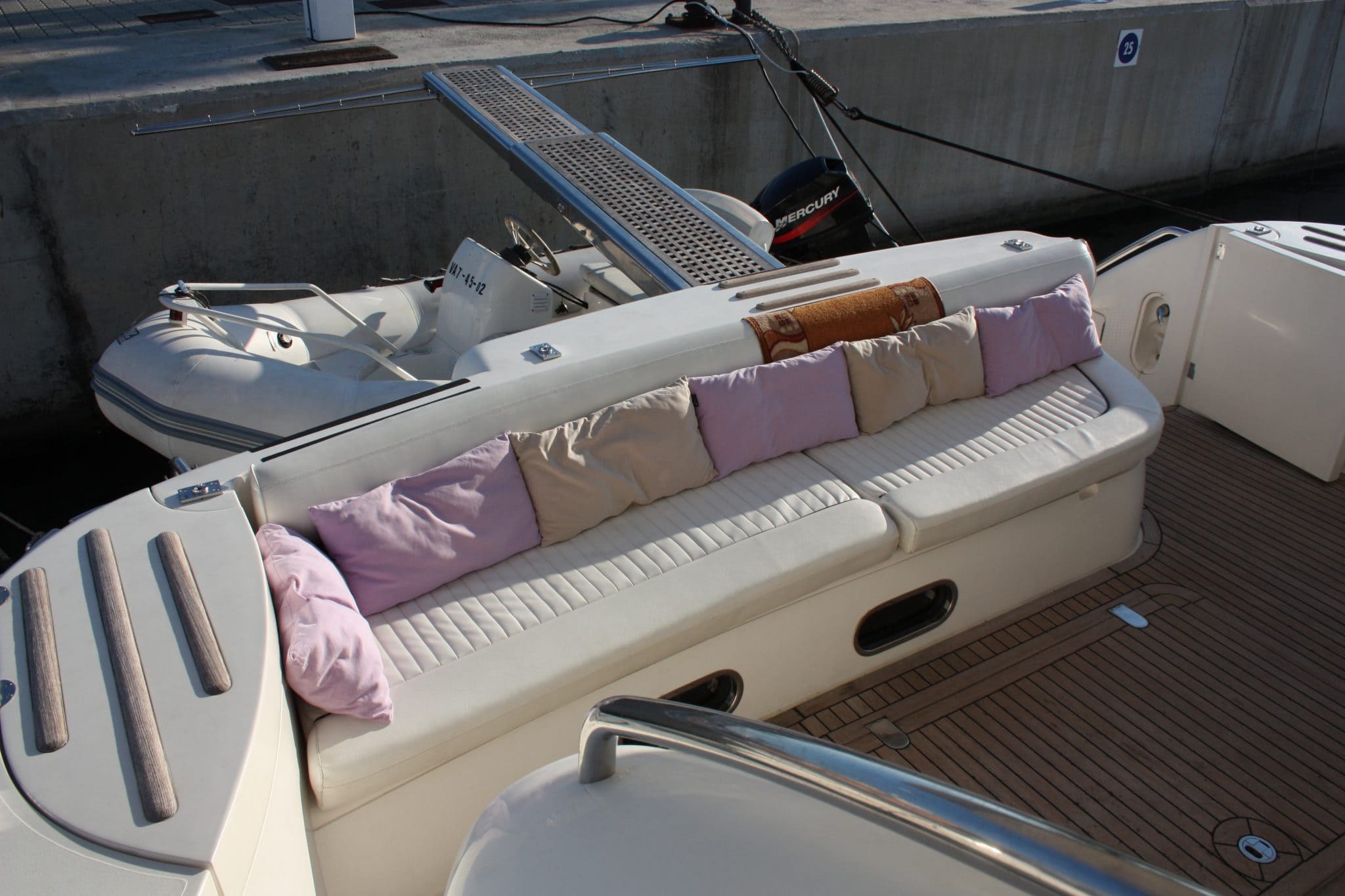 Barco privado con patrón en Valencia para despedidas de soltero y soltera